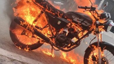 Photo of Esposa descubre infidelidad y quema la moto recién salida de tecnomecánica