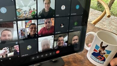 Photo of La imagen de Álvaro Uribe, con una taza de café que se viralizó en redes sociales