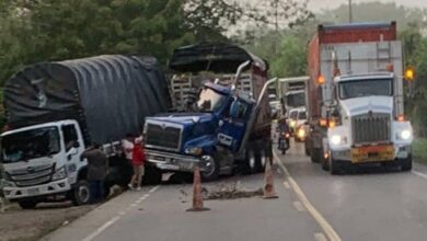 Photo of Tractomula embiste camión estacionado en la vía