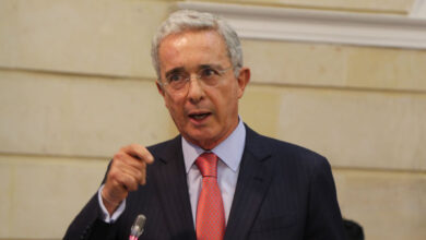 Photo of Uribe asegura que Petro está engañando a los colombianos