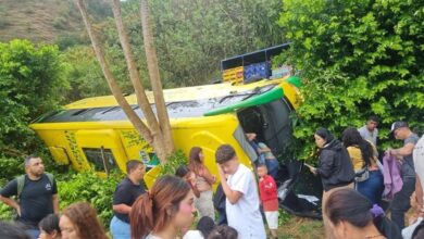 Photo of Bus que cubría la ruta Sabanalarga – Medellín se volcó dejando varios heridos