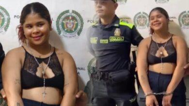 Photo of Mujer sonrió y cambió la pose para la foto tras ser capturada por la Policía