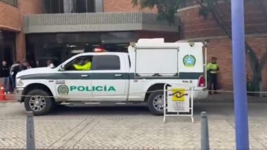 Photo of Allegados y fanáticos del cantante se congregan a las afueras del recinto en honor al cantante.