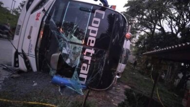 Photo of Un bus de la empresa Copetran se volcó en una vía que conecta Boyacá y Santander