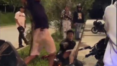 Photo of Lo encontró haciendo piques con su moto y lo castigó en plena calle! El video que divide opiniones en redes