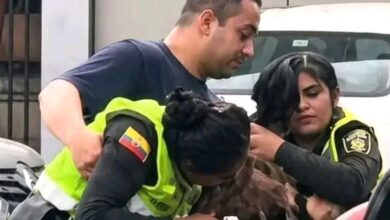 Photo of Dos auxiliares de Policía se jalaron el pelo en plena vía pública peleando a un patrullero