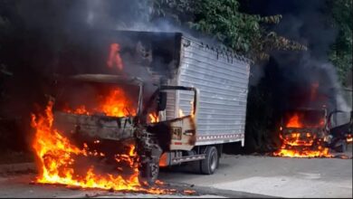 Photo of Queman dos camiones en la vía Quibdó–Pereira en nueva jornada de violencia en Chocó