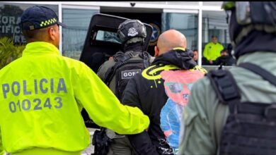 Photo of Capturan a cinco policías señalados de omitir controles a La Oficina a cambio de dinero
