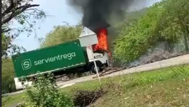 Photo of Incineran camión de Servientrega en la vía Santa Marta – Riohacha