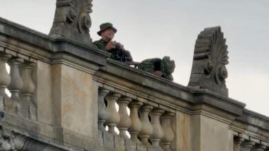 Photo of Polémica en Bogotá por presencia de uniformados con armas largas durante las marchas