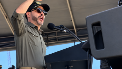 Photo of De La Espriella y su ministro de Defensa aparecen armados durante acto militar en Valledupar